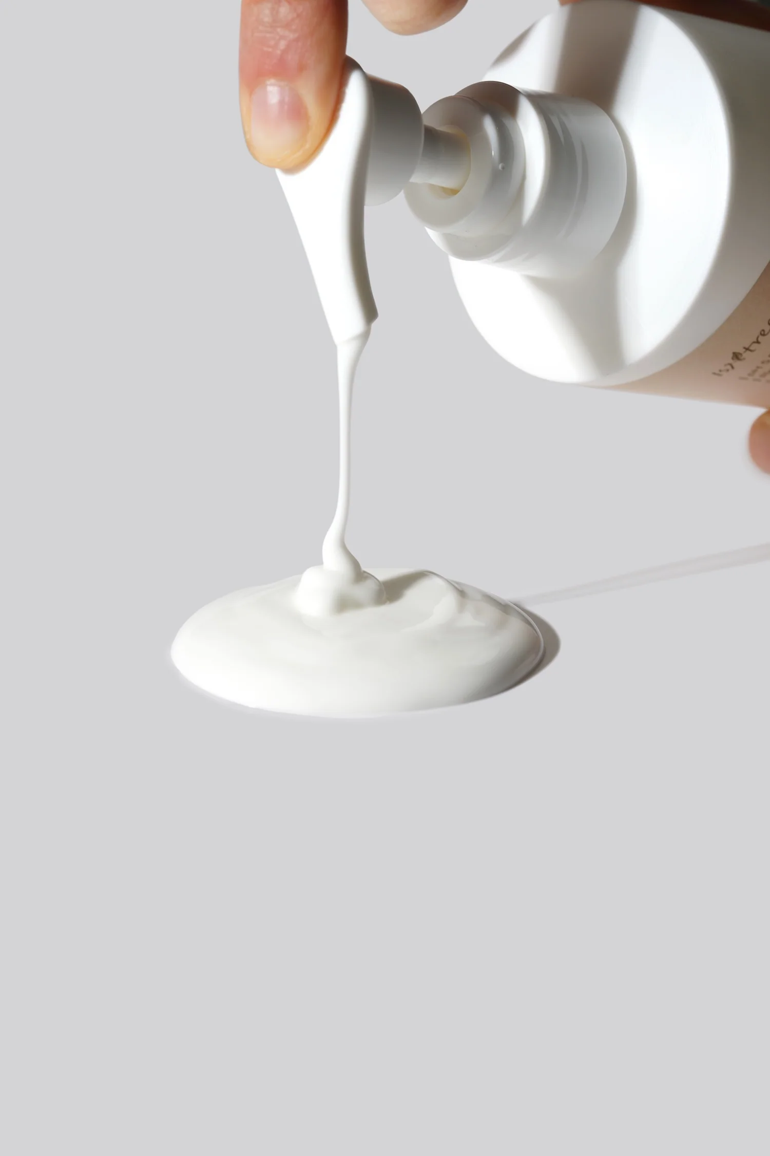 Isntree Yam Root Vegan Milk Cleanser 220ml - Image 4